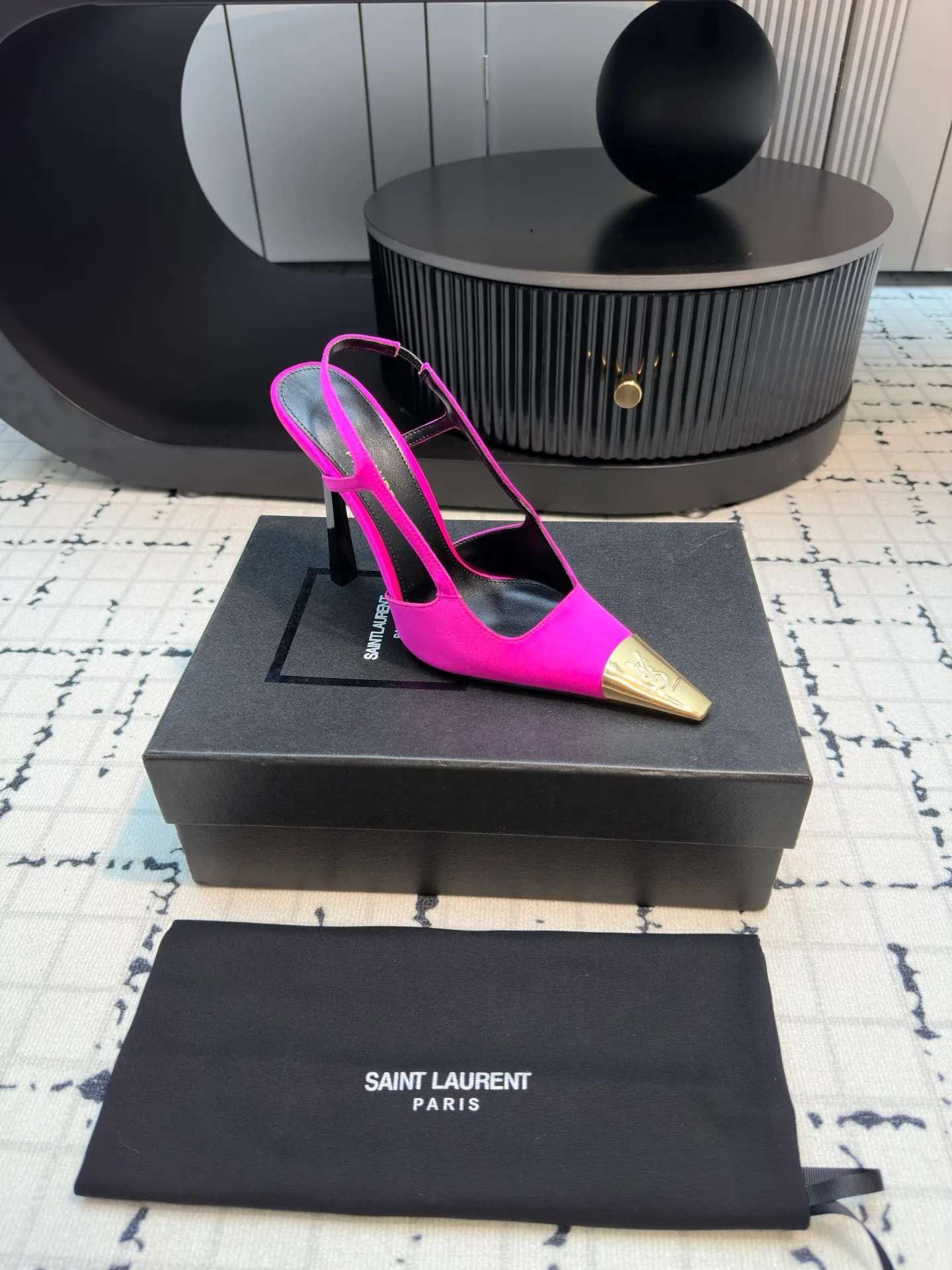 👟👟Ex-factory price 560👟👟 laurent 2025 spring and summer new YSL small gold-toed high heels, very stable on the foot, super heeling, feel free to buy! The heel is custom-made from a new mold. It is an exclusive heel. The height is the same as the original one to distinguish various incorrect versions! High-end sexy, ysl still understands women best❤️ Upper: Silk Lining: Sheepskin Sole: Italian genuine leather outsole Size: 35/40 (40 is custom-made and cannot be returned or exchanged)